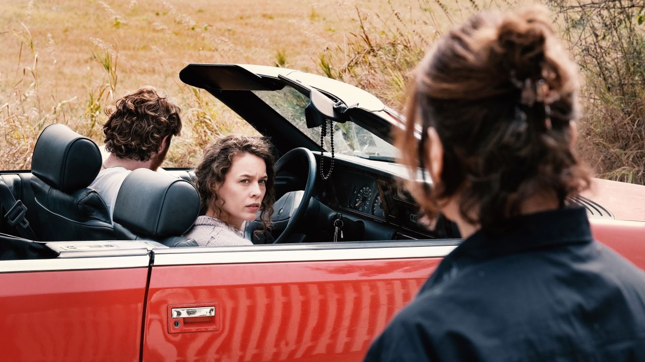 Zunächst ein Mysterium: Warum nimmt Betty (Barbara Auer) die junge Frau bei sich im Haus auf, die ein paar Meter die Straße runter einen schlimmen Unfall erlebt hat.