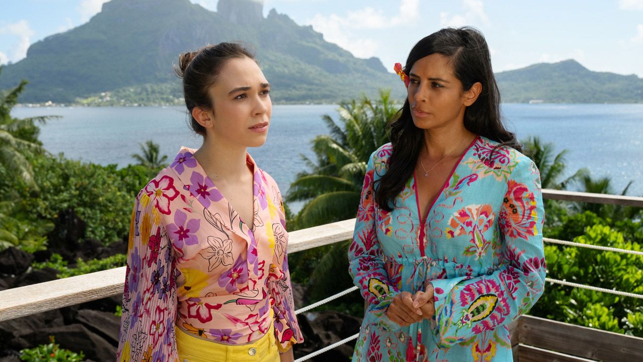 Dr. Jessica Delgado (Collien Ulmen Fernandes, r.) wirkt besorgt.