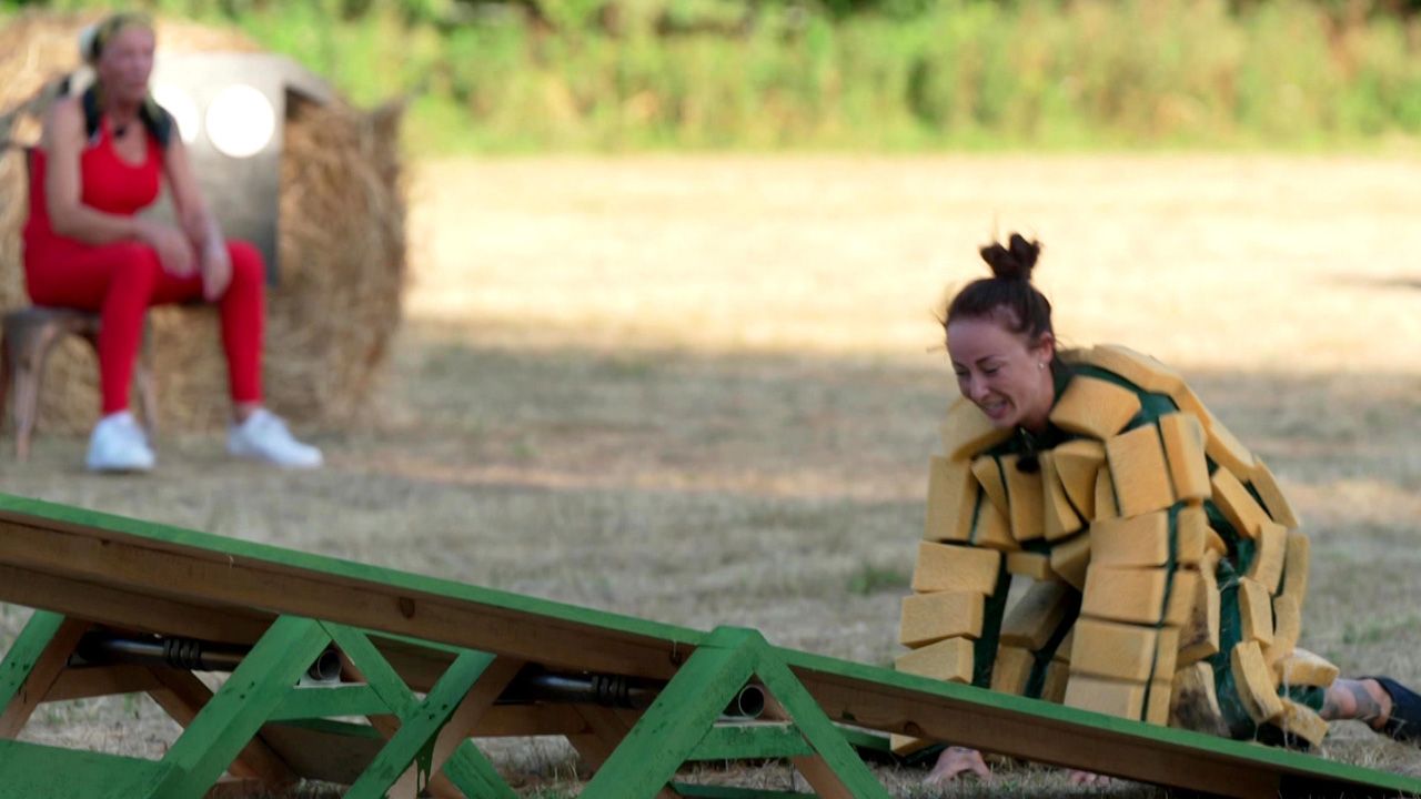 Sandra versucht eigenständig das Spiel zu gewinnen