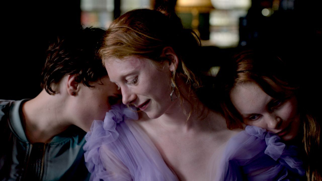 Dass Nore (Dana Herfurth) bei ihrer früheren Schulfreundin Jonna (Luna Jordan) einzieht, ist womöglich noch einmal eine Chance für sie…