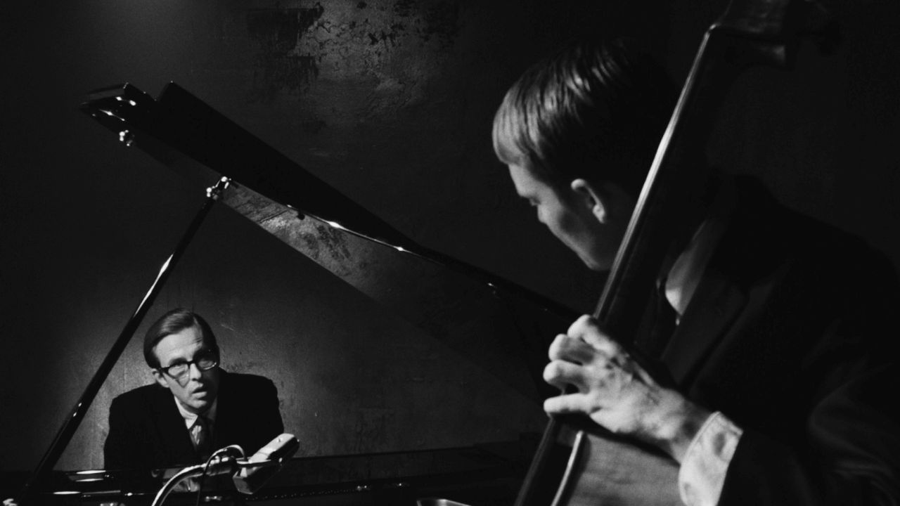 Das gestochene Schwarz-Weiß von „Everybody Digs Bill Evans“ wird sicherlich längst nicht nur Jazz-Superfans begeistern. 