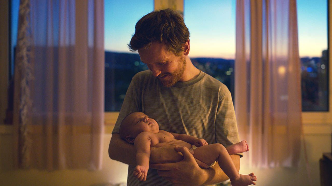 Sonnys (Elliott Crosset Hove) Vaterglück hält nicht lange an – denn sein neugeborener Sohn leidet an einer tödliche Nervenkrankheit!
