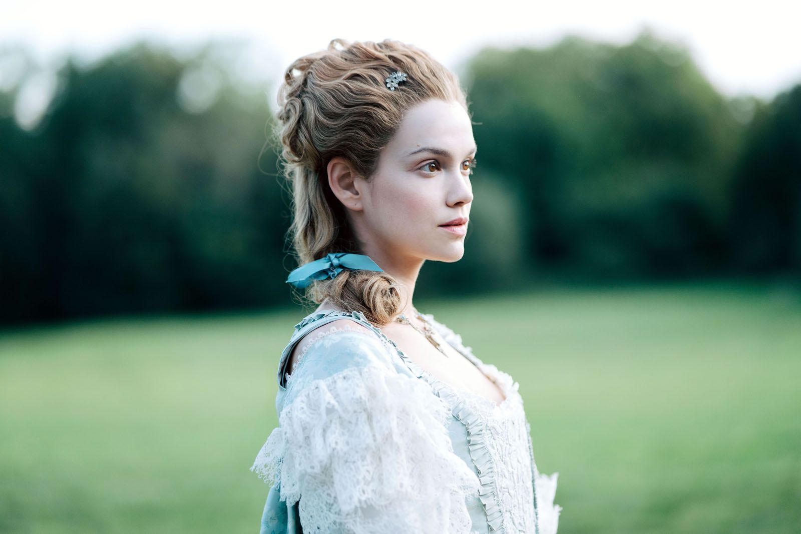 Emilia Schüle als Marie Antoinette
