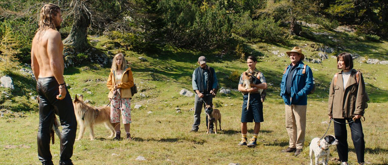 Ein starkes Ensemble trifft sich zum Hundetraining in den Bergen.