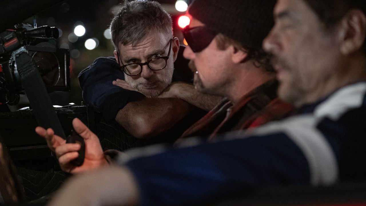 Paul Thomas Anderson mit Leonardo DiCaprio und Benicio Del Toro beim Dreh zu 