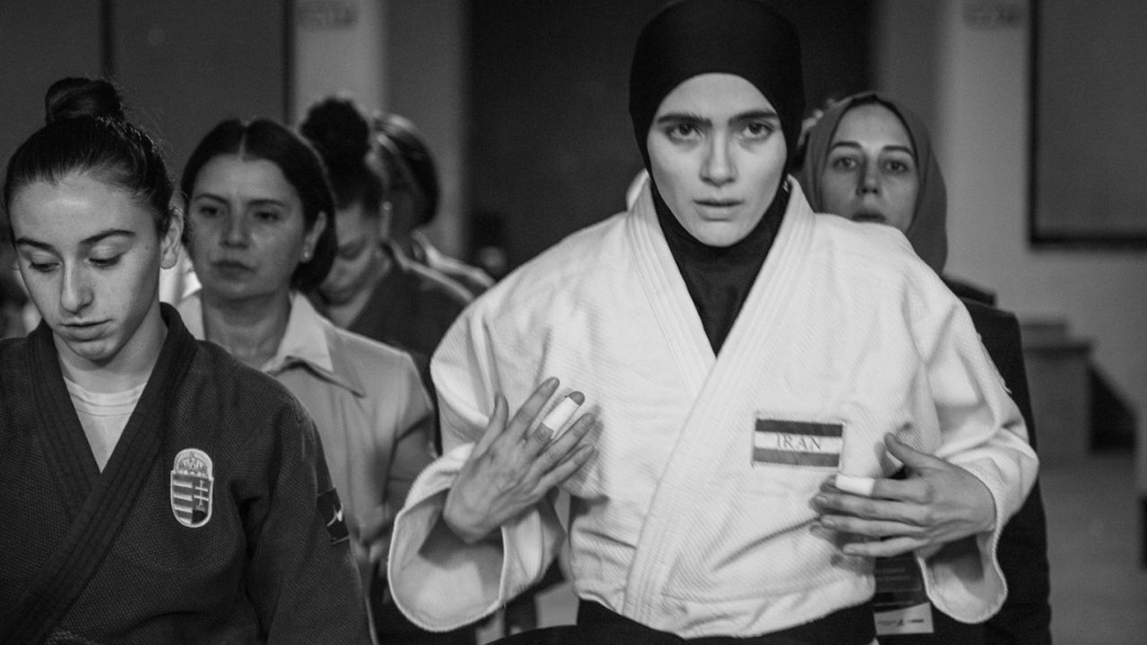 Leila (Arienne Mandi) wird von ihrer eigenen Regierung gezwungen, mit Absicht zu verlieren.