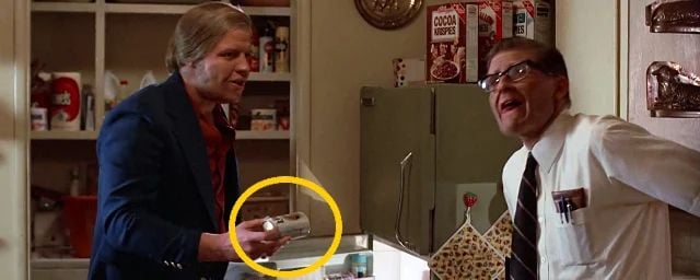 Biff Tannen greift sich eine Dose Miller Lite aus dem Kühlschrank.