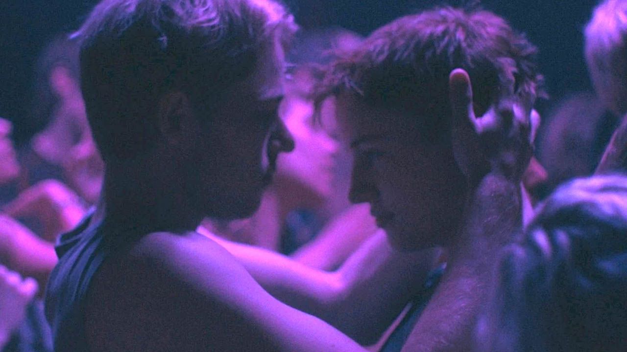 Die Szenen in der titelgebenden Sauna nehmen gar nicht so viel Raum ein – dafür gibt es gleich mehrere Sequenzen in schwach ausgeleuchteten Clubs und Darkrooms. 