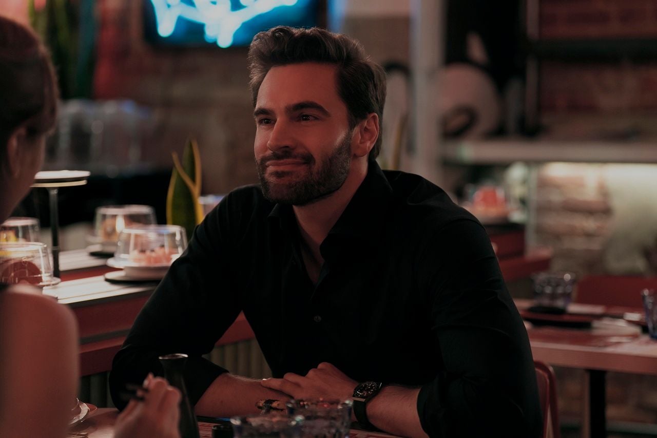 Tom Bateman als Dr. Adam Carlsen.