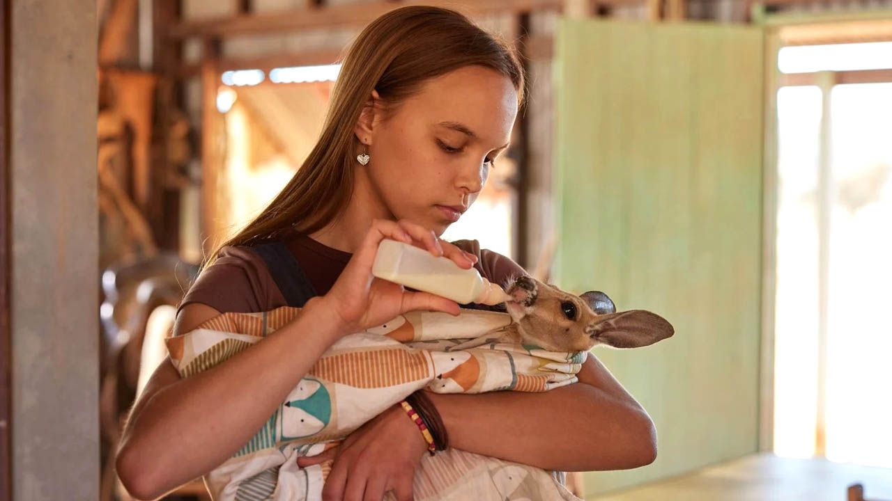 Lilly (Lily Whiteley) hadert mit dem Tod ihres Vaters und der neuen Umgebung – doch die kleinen Kängurus spenden ihr Trost!