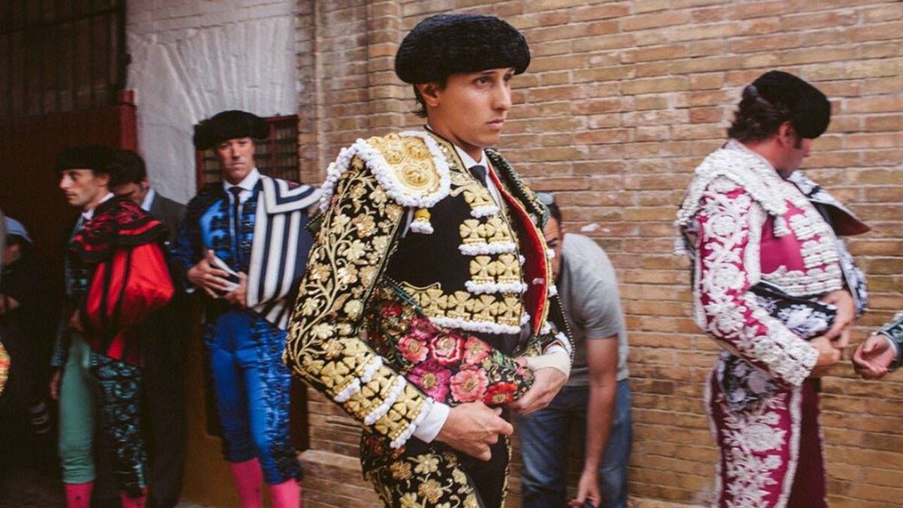 Schon das Anlegen der traditionellen Kleidung ist ein ausschweifendes Ritual.