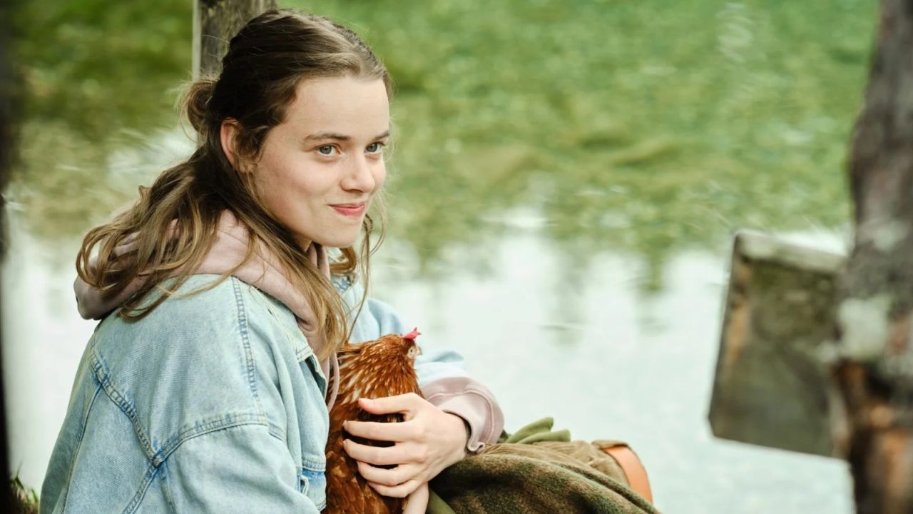 Paula (Luna Wedler) muss noch einen Weg finden, mit ihrer Trauer umzugehen. Das nächtliche Einsteigen in einen Friedhof ist schon mal ein guter Anfang…