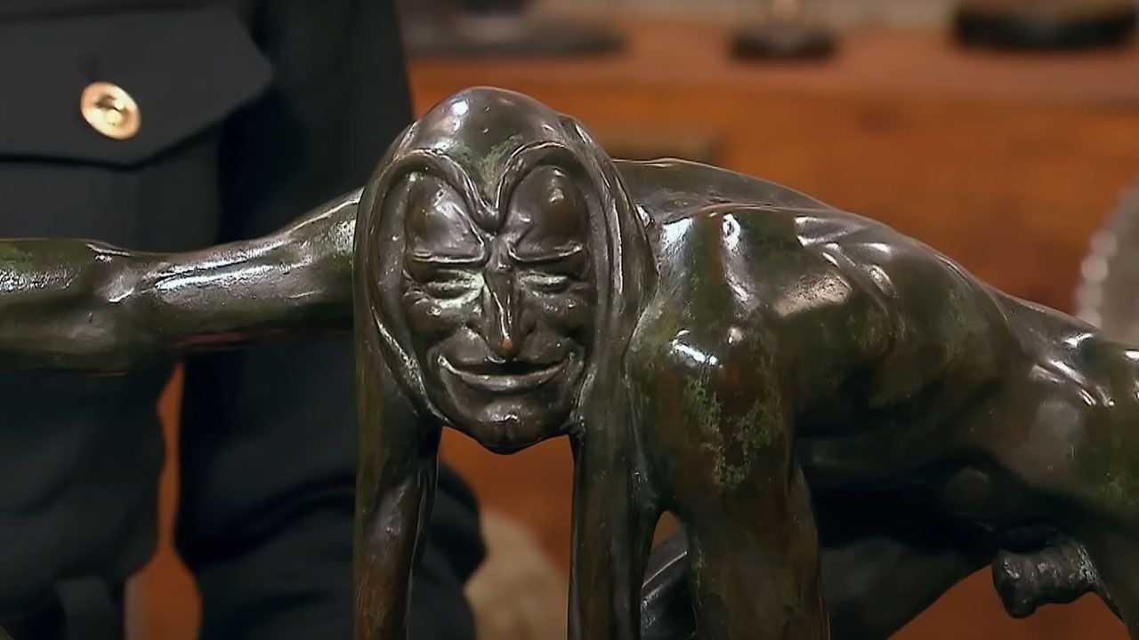 Schön sieht anders aus: Die Narrenstatue konnte Horst Lichter nicht begeistern.