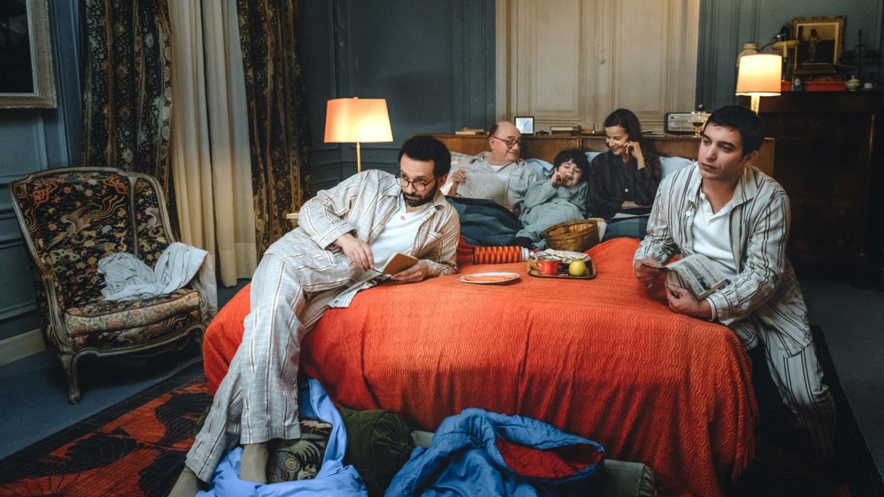 Während draußen die Studierendenproteste hochkochen, fühlt sich die Großfamilie des fünfjährigen Protagonisten in ihrer Wohnung verhältnismäßig sicher.