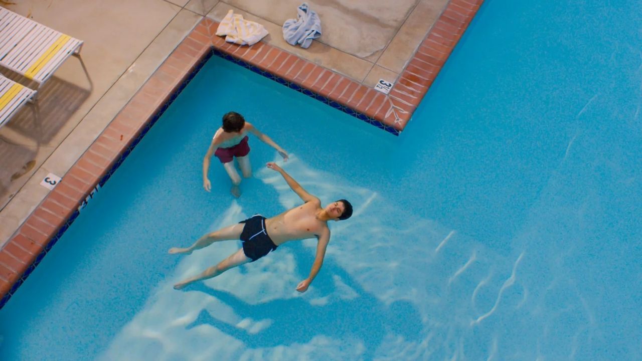 Die Szenen, in denen Dante (Reese Gonzales) Ari das Schwimmen beibringt, zählen zu den schönsten des Films.