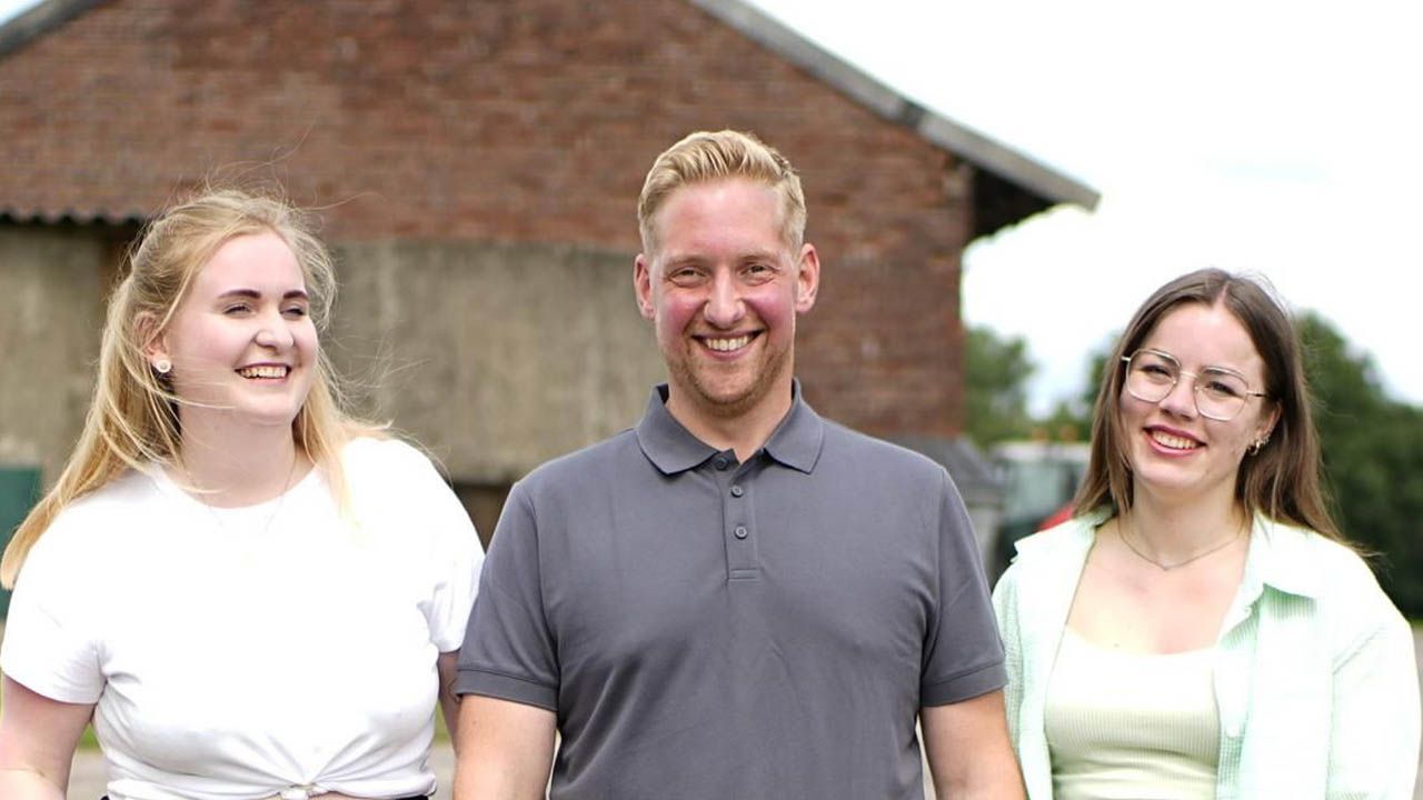 Emely (links) und Jenny (rechts) buhlen um die Liebe von Daniel (mitte). 