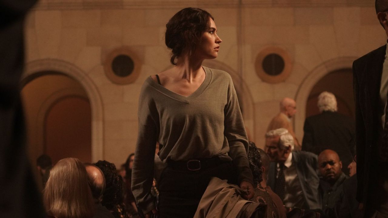 Sarah (Lily James) wird nicht nur rund um die Uhr überwacht, auch sonst setzt ihr Ex-Konzern auf die übelsten Bully-Taktiken, um sie mürbe zu machen. 