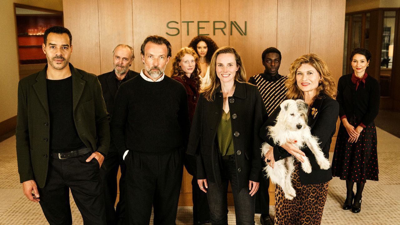  Die Belegschaft der Agentur Stern in der neuen deutschen Disney+-Serie „Call My Agent: Berlin“ 