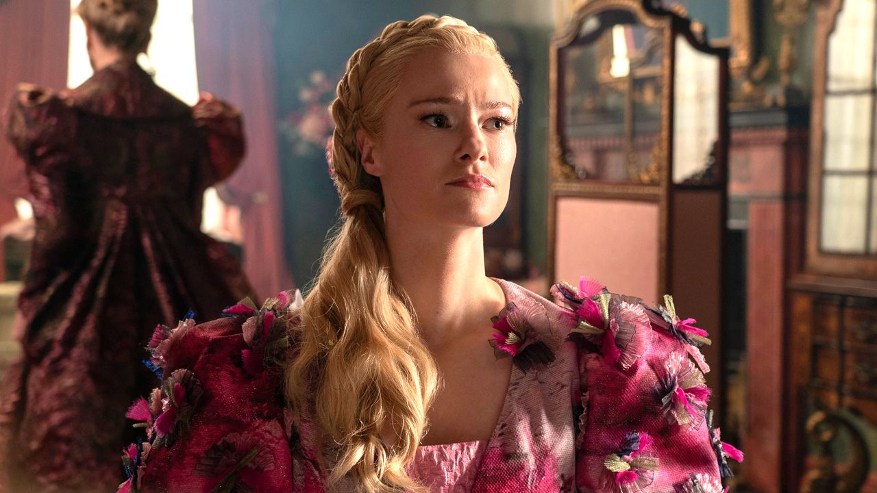 Jessica Madsen als Cressida Cowper in 