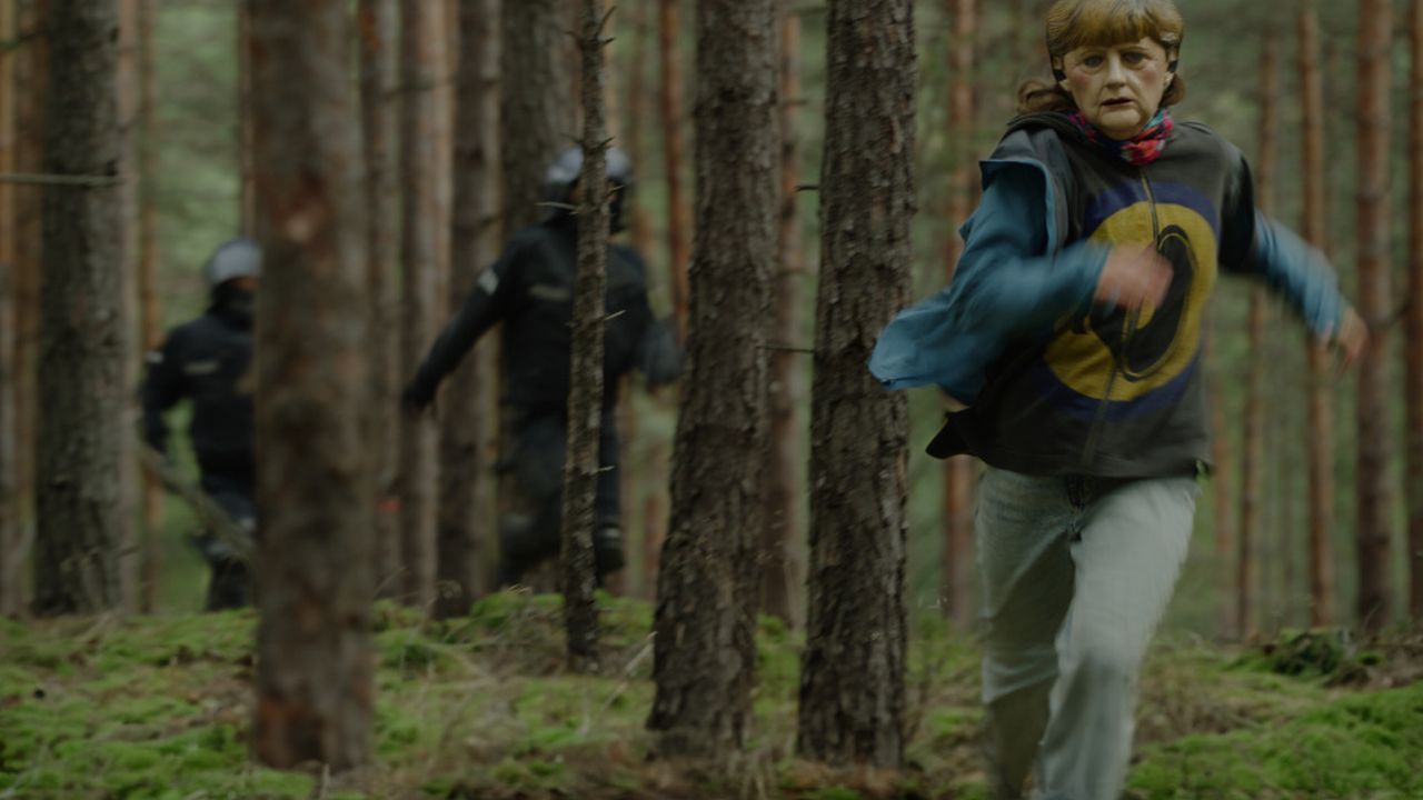 Angela (Stephanie Amarell) flüchtet vor den Cops immer tiefer hinein in den Wald.