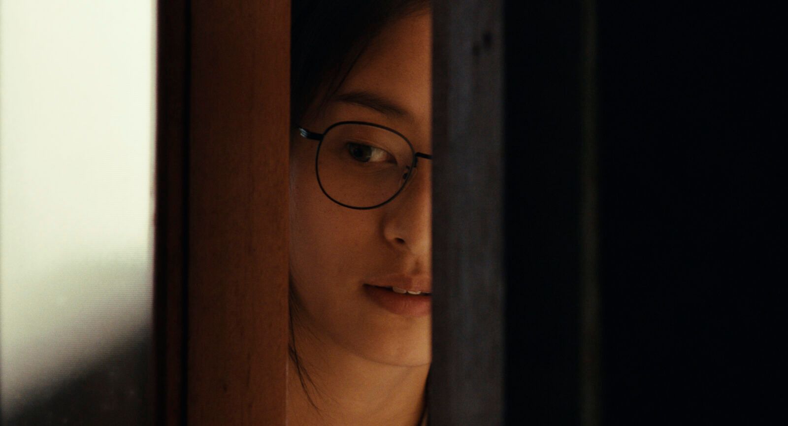 Soo-Ha (Bella Kim) ist so fasziniert vom neuen Gast, dass sie anfängt, ihn heimlich zu beobachten. 