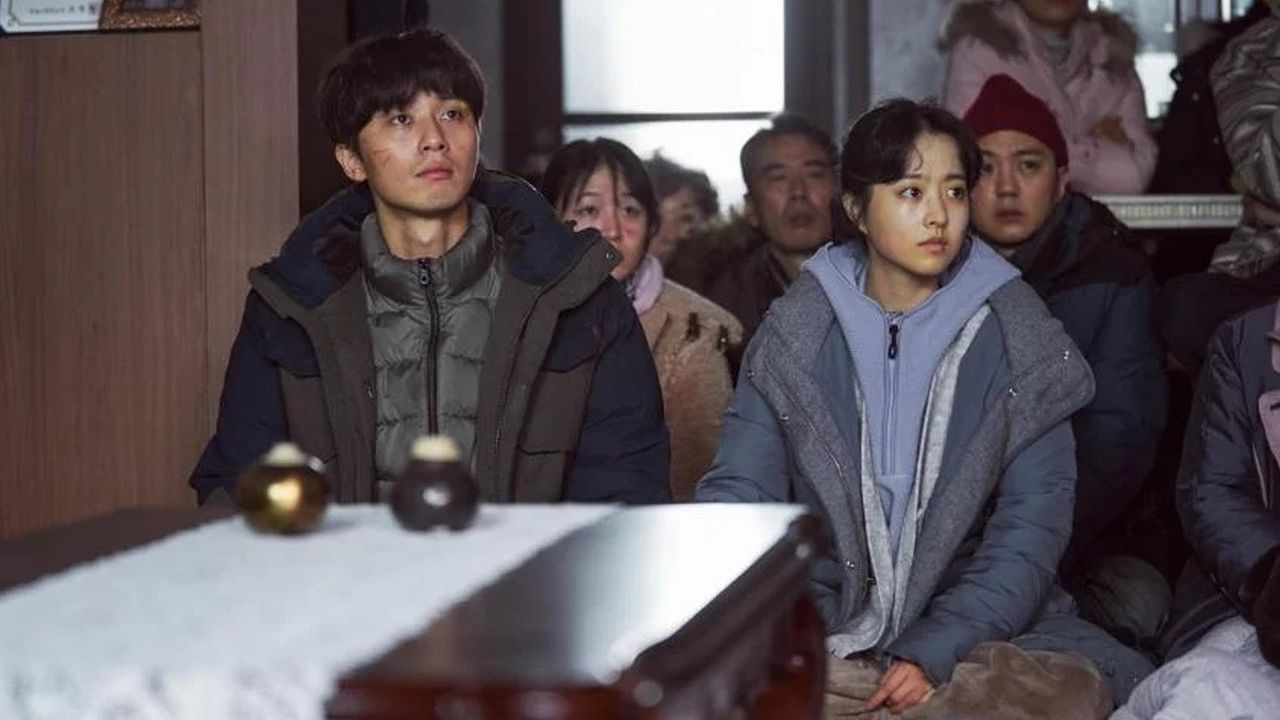 Zwischen all dem Schutt versuchen sich Min-sung (Park Seo-joon) und Myung-hwa (Park Bo-young) ihre Menschlichkeit zu bewahren, aber das ist gar nicht so leicht. 