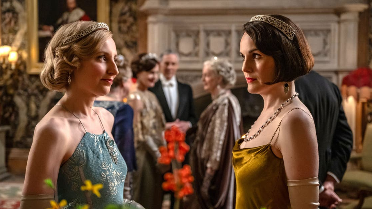 Lady Edith (Laura Carmichael, links) steht ihrer Schwester Lady Mary (Michelle Dockery, rechts) zur Seite