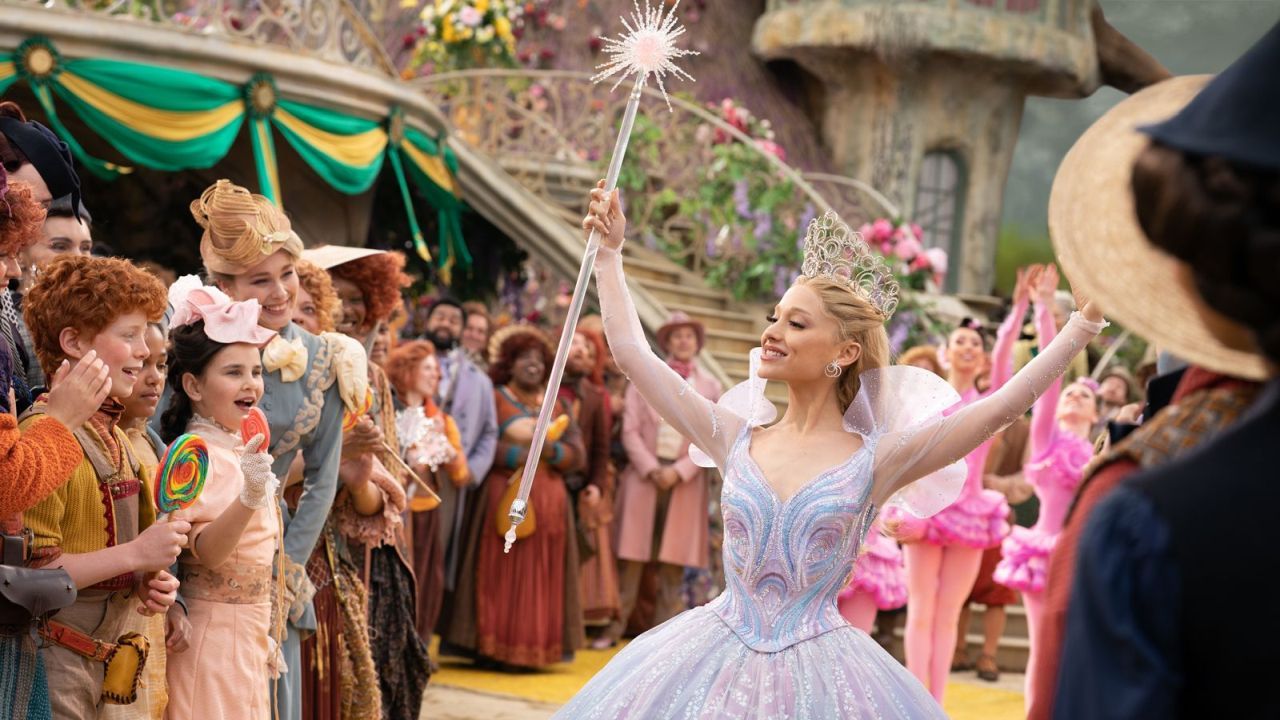 Hauptsache rosa: Glinda (Ariana Grande) lässt sich – zunächst noch etwas zu gerne – als pinkfarbene Propaganda-Prinzessin des Zauberers einspannen. 