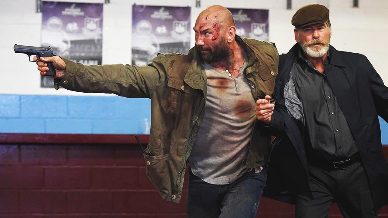 Dave Bautista (l.) und Pierce Brosnan in 