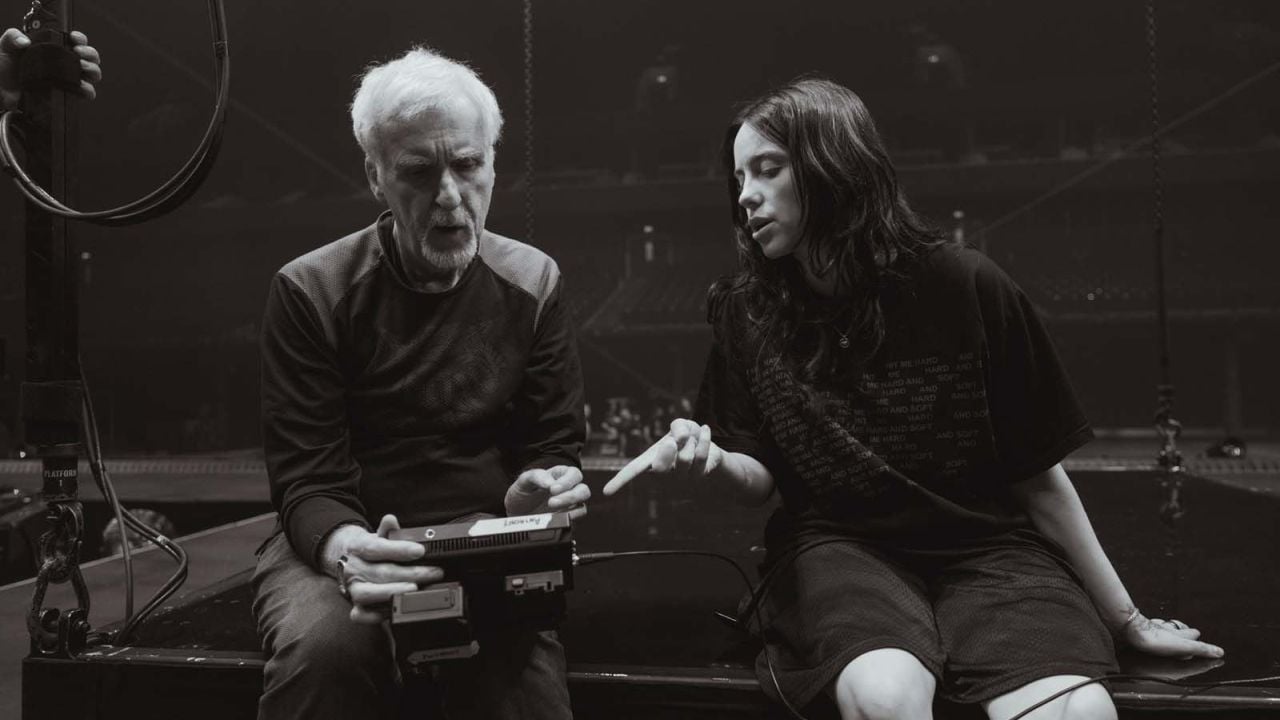 Zwei Weltstars unter sich: James Cameron und Billie Eilish gehen noch mal den Drehplan für das Konzert am kommenden Abend durch. 