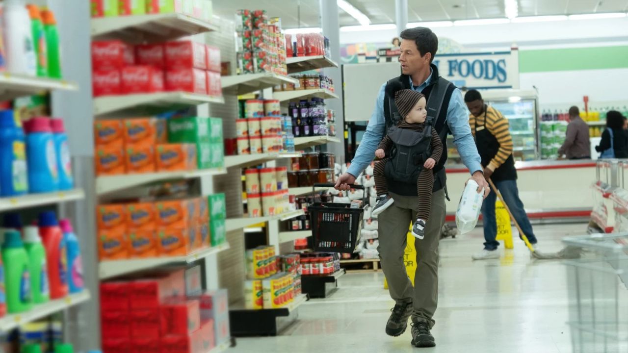 Die erste große Actionszene ist zugleich auch die beste: „John Wick“ mit Babytrage vor der Brust!