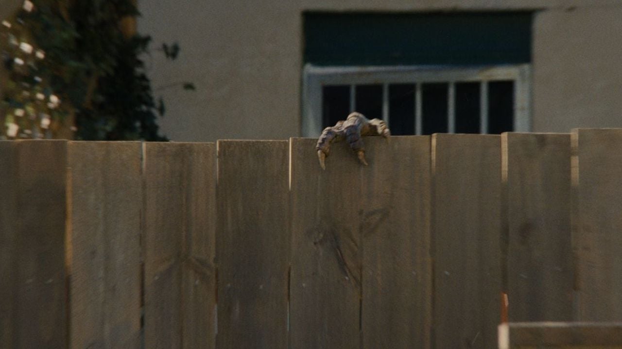 In einer der bestinszenierten Szenen des Films sieht man den Dino hinter dem Gartenzaun zwar kaum – man kriegt aber trotzdem sehr wohl mit, was er dort alles veranstaltet!