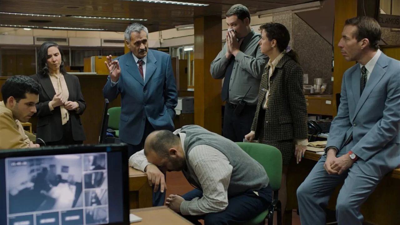 Nachdem einer von ihnen den Tresor leergeräumt hat, wird den verbliebenen Bankangstellten vom Boss die Hölle heiß gemacht.