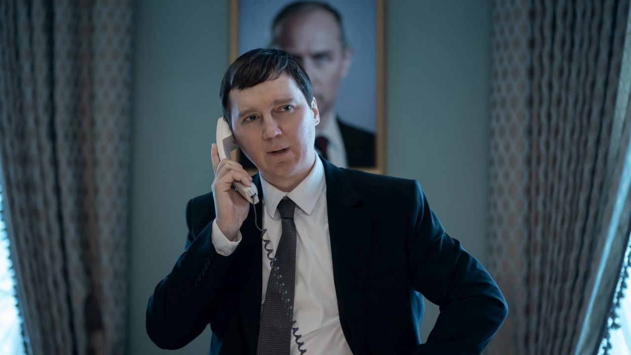 Der von Paul Dano verkörperte Vadim Baranov (Paul Dano) ist zumindest in den groben Zügen dem tatsächlich existierenden Putin-Chefideologen Wladislaw Surkow nachempfunden.