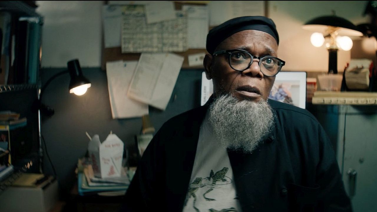 Samuel L. Jackson kennt sich mit Tarantino-artigen Dialogen natürlich bestens auch – selbst wenn „The Kill Room“ seinen Vorbildern nicht das Wasser reichen kann.