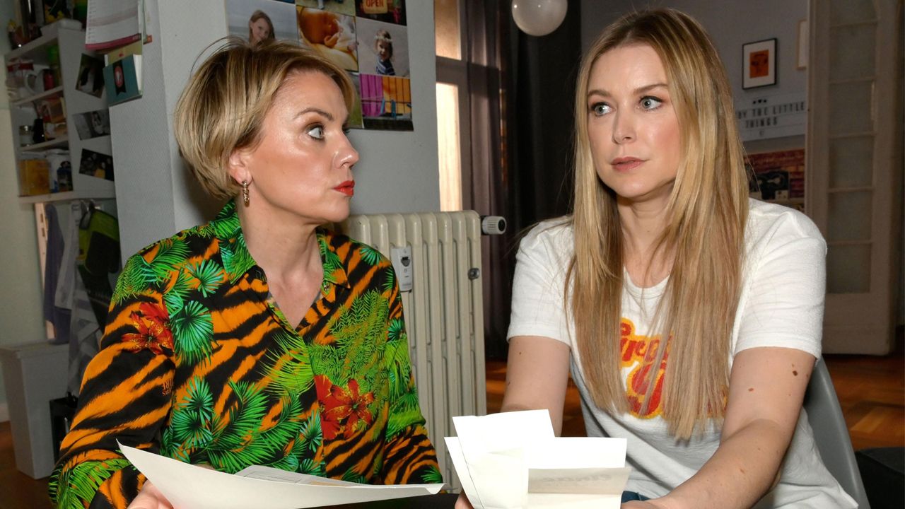 Jessica ist pleite und geht zusammen mit Yvonne ihre Finanzen durch.