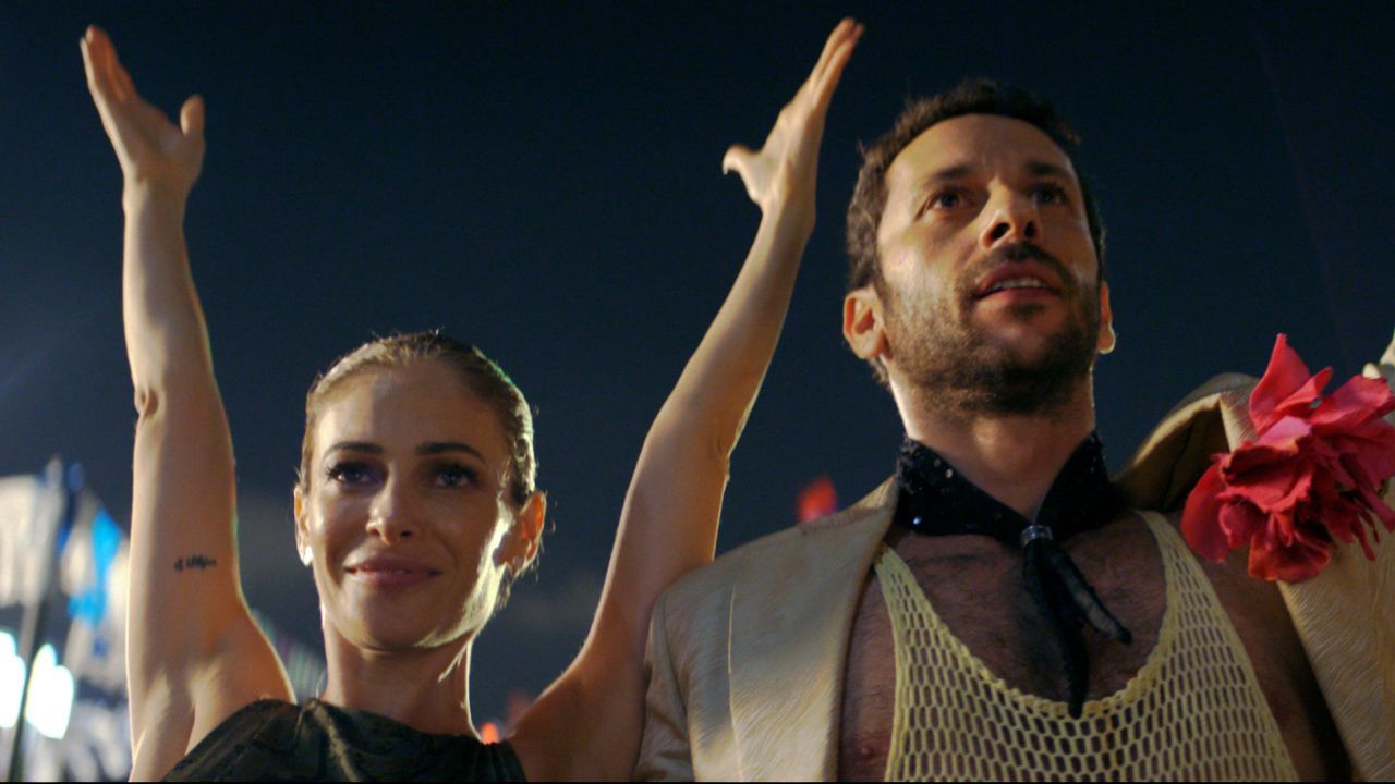 Y und Yasmin (Efrat Dor) stürzen sich kopfüber in den verlogenen Party-Wahnsinn…