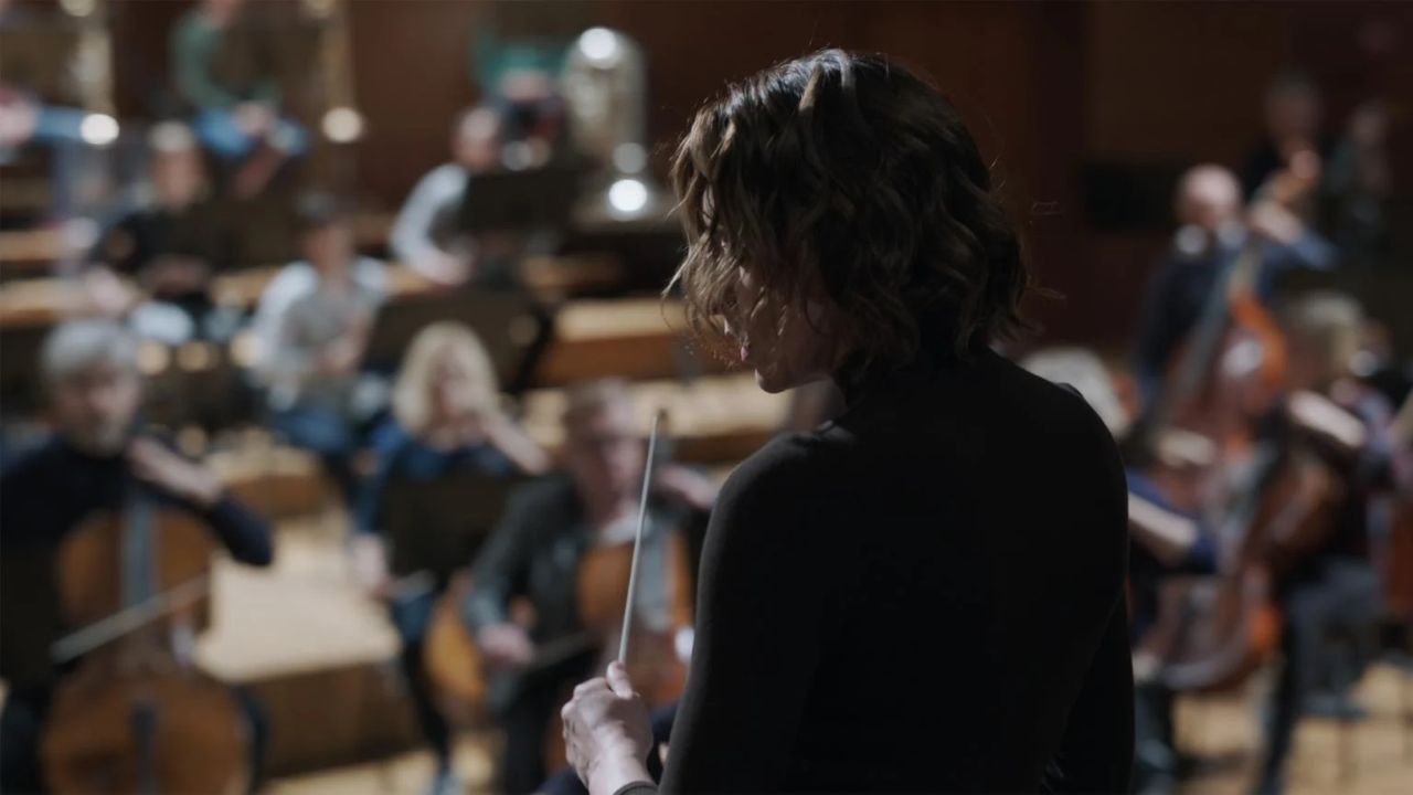 Dirigent*innen auf der Leinwand sind gerade schwer angesagt: Jetzt zieht auch „Ich bin dein Mensch“-Star Maren Eggert nach.