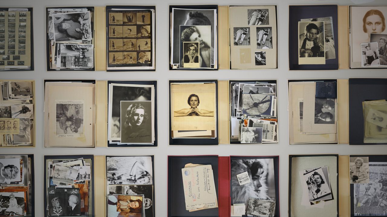 Briefe, Fotos, Kassetten, Filmaufnahmen, …: Leni Riefenstahl hat alles aufgehoben, Andres Veiel und sein Team haben sich durchgewühlt.