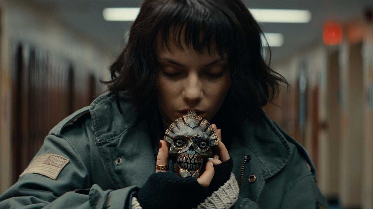 Mit dem Pfeifen richtet die von Dafne Keen gespielte Schülerin Unheil an
