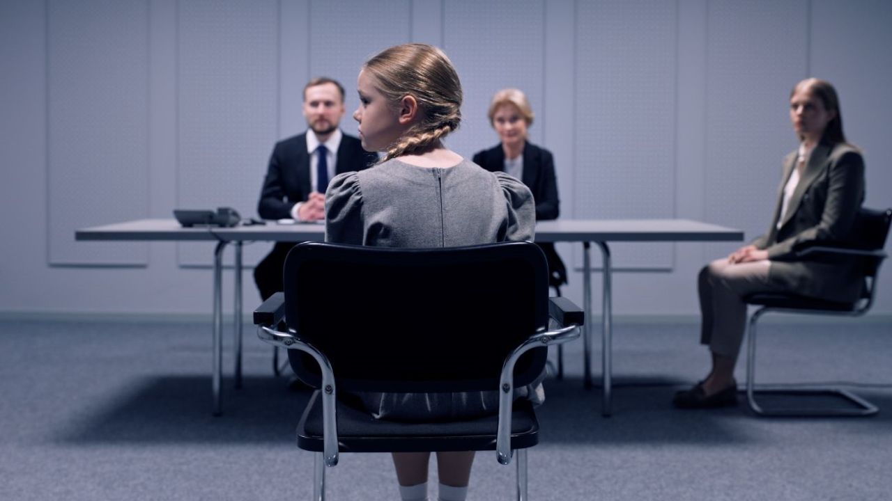 Die kühle Bürokratie nimmt im Laufe von „Quiet Life“ immer absurdere Züge an.