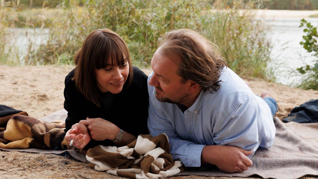 „Der Held vom Bahnhof Friedrichstraße“ ist nicht nur amüsant-bissig, sondern auch romantisch.