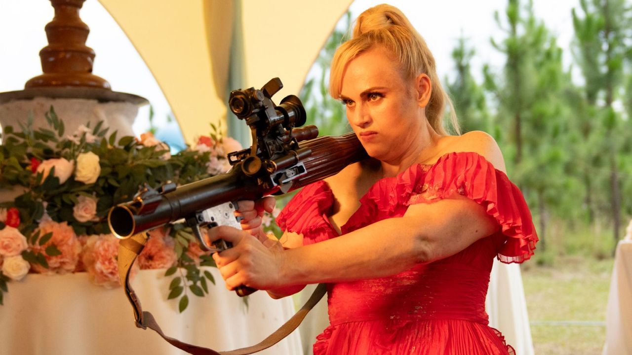 Wenn’s ganz hart kommt, dann greift Trauzeugin Sam (Rebel Wilson) auch schon mal zur Panzerfaust!