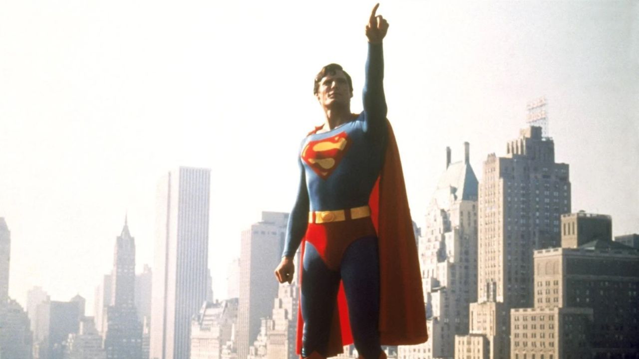 Wie in der Realität verschmilzt auch in der Dokumentation der Mensch Christopher Reeve mit seiner bekanntesten Filmrolle als Superman.