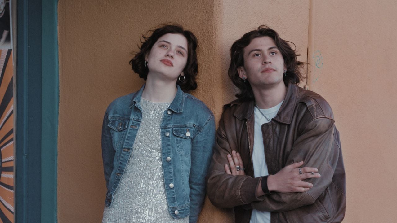 Mit Elliot (David Flores) findet Franny (Naomi Cosma) endlich jemanden, mit dem sie offen über ihre Erfahrungen sprechen kann. 