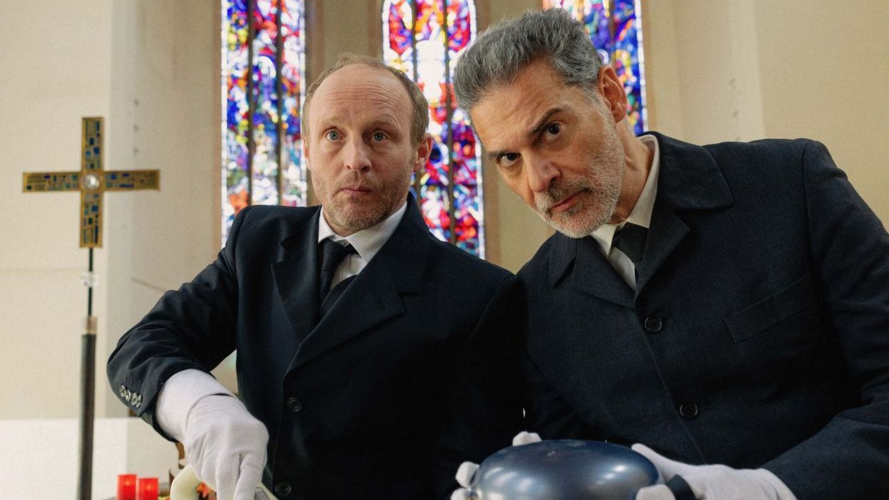 Die Bestatter (Rick Kavanian, Florian Brückner) erweisen sich in „Zweigstelle“ als besonders gewitzt und geschäftstüchtig. 