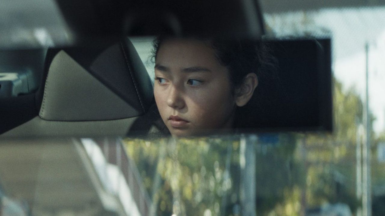 Eines Tages sitzt Lily plötzlich auf der Rückbank des Taxis.