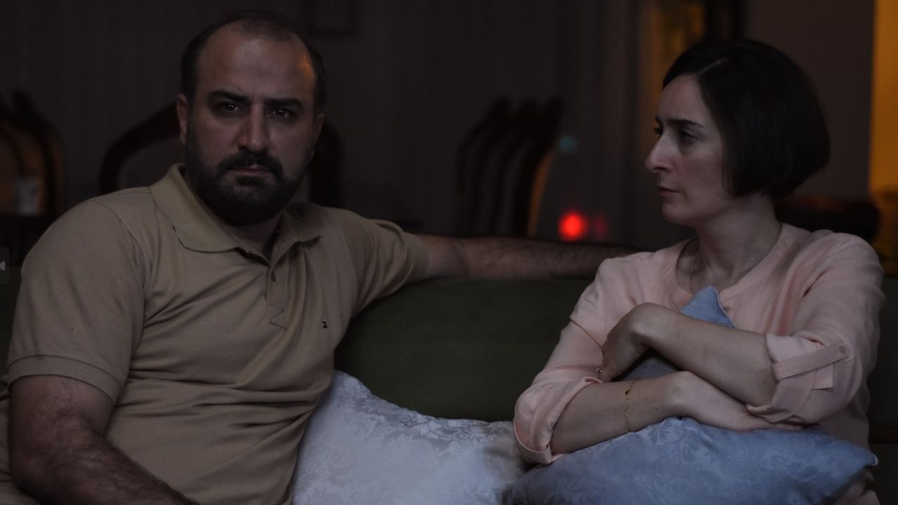 Iman (Missah Zare) und Najmeh (Soheila Golestani) führen scheinbar eine  Musterehe.