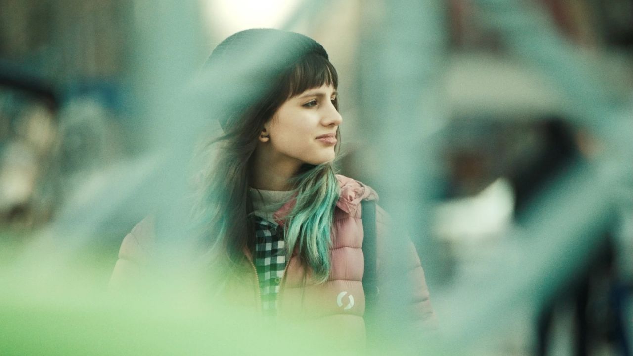 Minoo trägt kein Kopftuch – nicht ihr einziges Brechen mit Regeln.