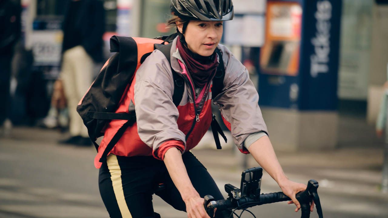 Johanna Stern schwingt sich auf den Drahtesel, um zu ermitteln.